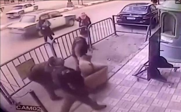 Un policía salva a un niño que cayó desde un tercer piso